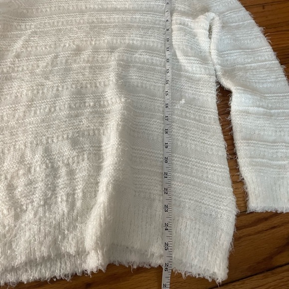 Fuzzy white sweater L - Picture 4 of 6